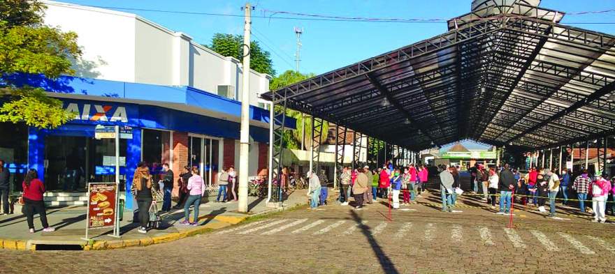 Cena recorrente durante a semana: grandes filas ao redor da agência da Caixa 