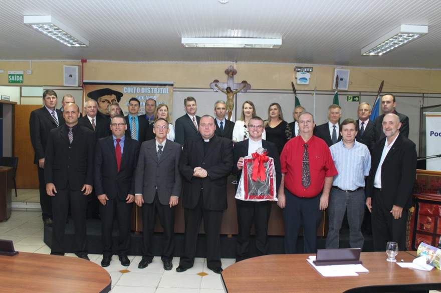 Vereadores, prefeito e vice-prefeito com pastores luteranos do município
