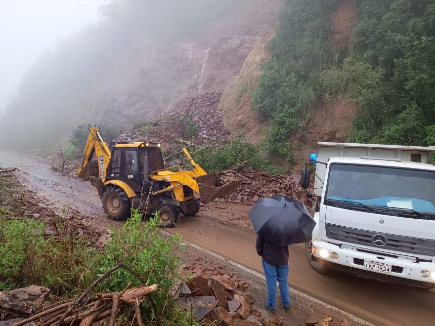 Tráfego pela ERS-400 encontra-se liberado em meia pista 