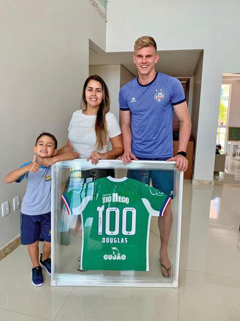 Douglas ao lado do filho Davi e esposa Daiana: goleiro atingiu a marca de 100 jogos pelo clube baiano em 2019 (Arquivo pessoal  - Douglas Friedrich)