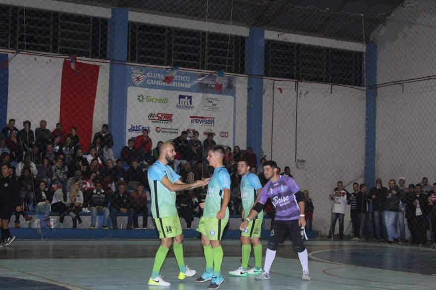 A comemoração do gol de empate do Inova, anotado por Panta