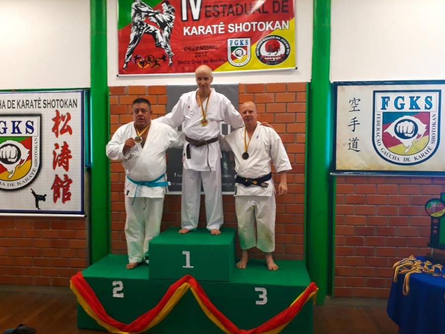 Pedro (D) faturou medalha na competição estadual