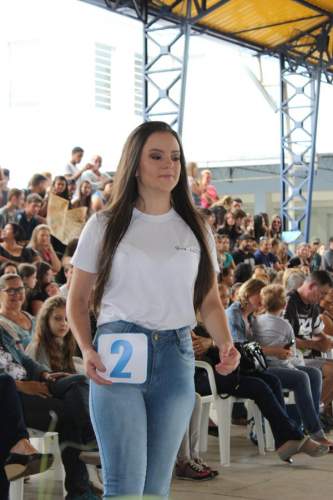  O desfile da candidata a rainha Andressa, nº 2