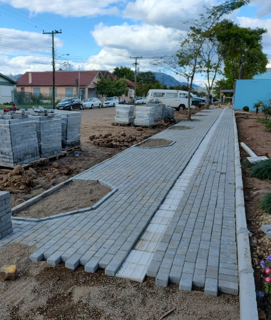 Obra na calçada ao lado da prefeitura exigiu a remoção das árvores, que serão substuídas