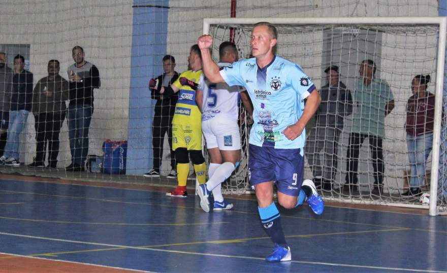 Bruno comemora o gol que decretou o empate do confronto