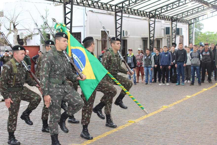 Inicio da solenidade com a entrada da Bandeira do Brasil na rua Coberta