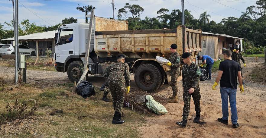 Por volta das 10h da manhã, equipe já havia enchido quatro caçambas de entulho (Foto: Arthur Lersch Mallmann | Folha de Candelária)