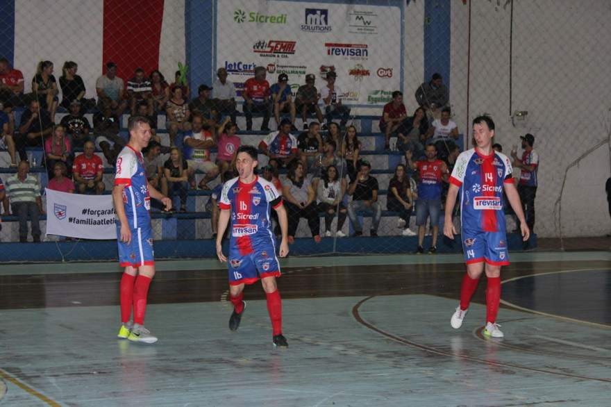 Daniel festeja seu gol marcado na reabilitadora vitória do Atlético