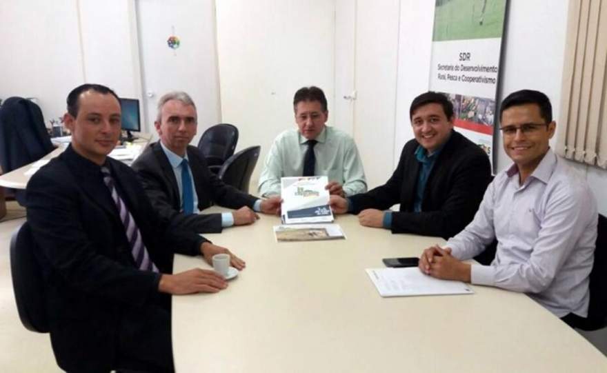 Prefeito Paulo Butzge, secretário Tavares e Daniel Aires, diretor da Lume, se reuniram com o secretário Tarcísio Minetto