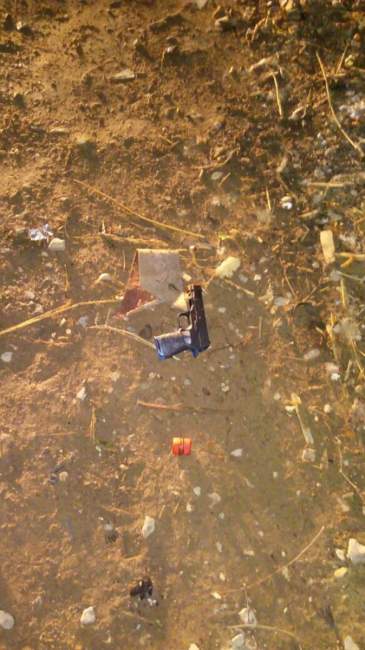 Pistola de plástico foi encontrada no local do crime (Fotos: Divulgação • Folha) 