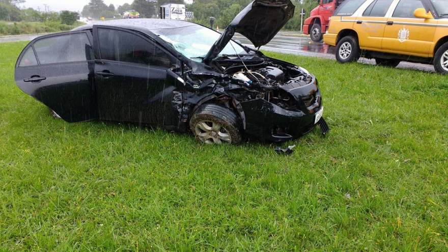 Corolla teve a frente danificada após ser atingido por caminhão no trevo do Lawall - Crédito: Arzelio Strassburger - Bombeiros Voluntários