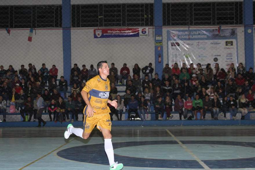Lucas Martin festeja o gol que abriu o escore em favor do Marvados contra o Real/Posto Potrich