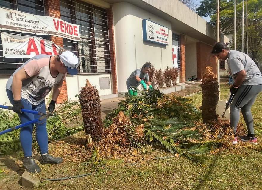 Equipe coordenada pela primeira-dama Cleonice em ação: limpeza e roçada