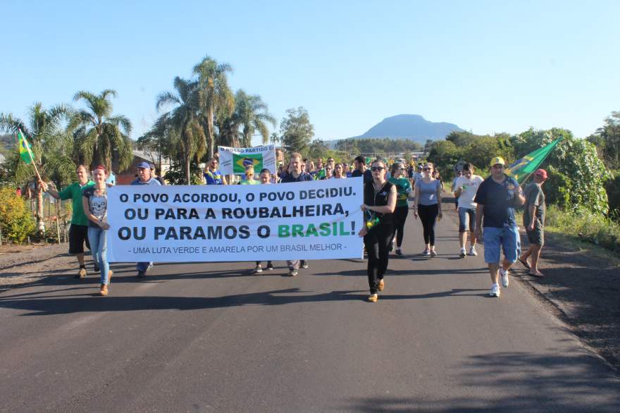 Munidos de faixas, população realizou manifesto em apoio a greve dos caminhoneiros