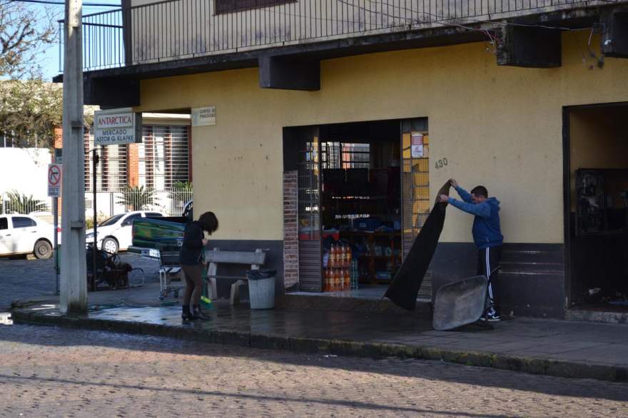 Funcionários realizaram a limpeza do estabelecimento - Crédito: Diego Foppa - Folha de Candelária