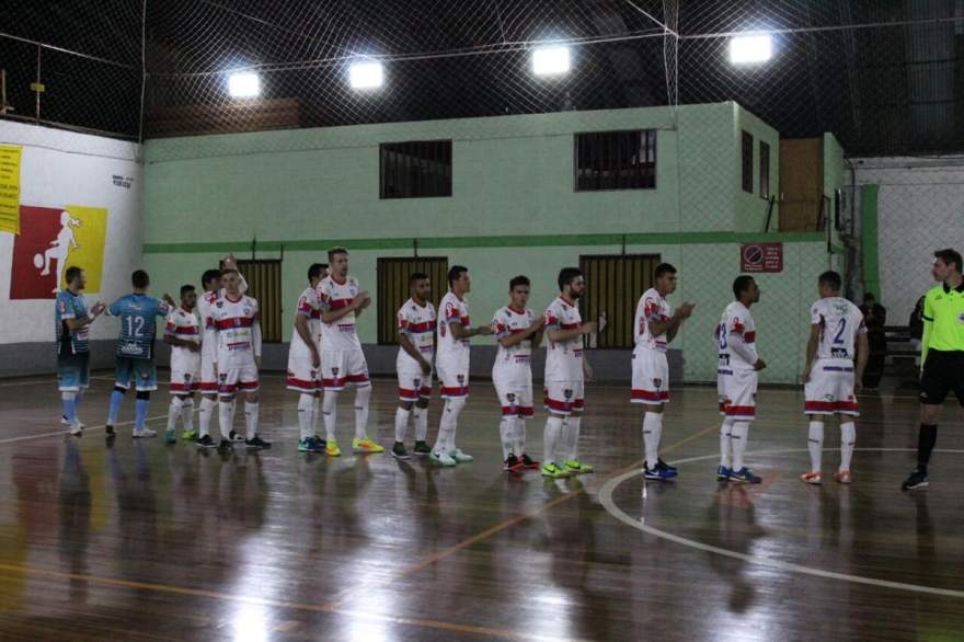 Jogadores do Atlético na entrada em quadra