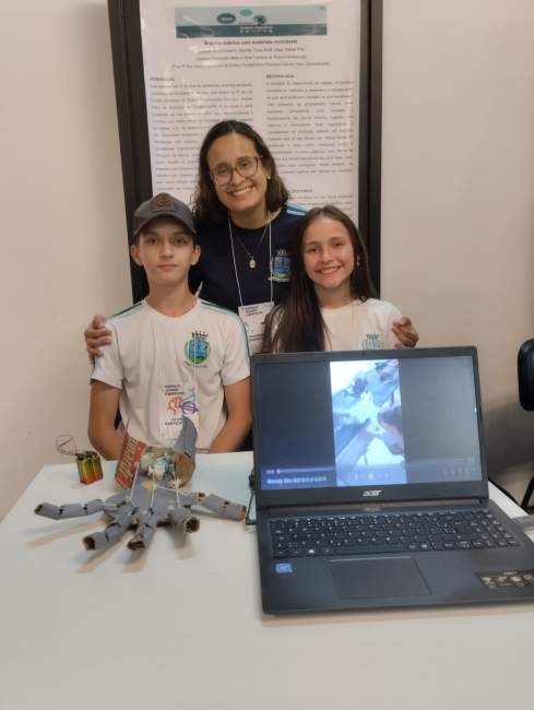 A diretora Aline Rosa com alunos do projeto 
