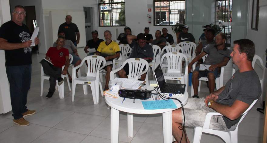 Reunião entre representantes da Secretaria e das equipes aconteceu na Casa de Cultura na noite de segunda