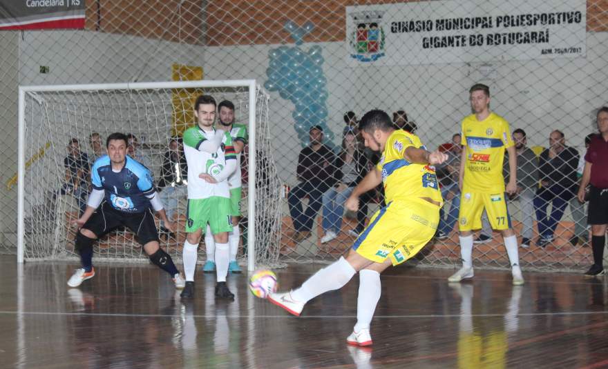 Imagem mostra Rafinha anotando de falta o primeiro gol do Marvados sobre o UGF