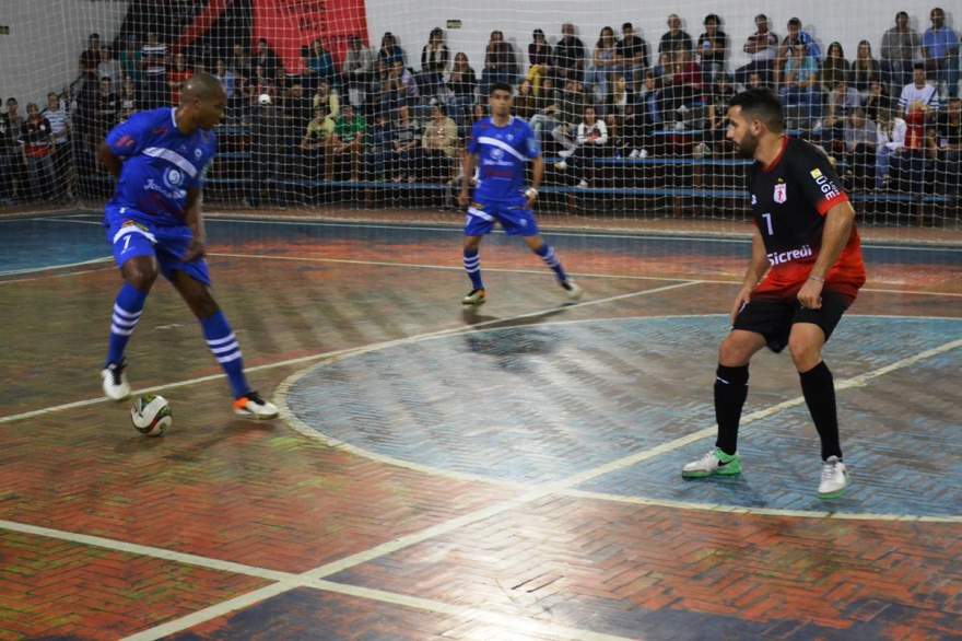 Mineiro (com a bola) marcou o primeiro gol da APF 