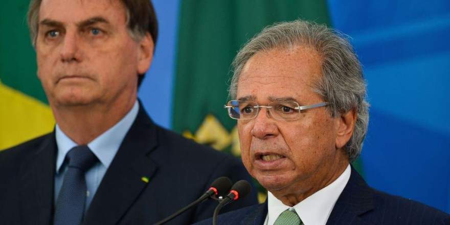 Ministro Paulo Guedes ao lado do presidente:”estamos pagando as empresas para manter os empregos” (Foto: Marcello Casal Jr / Agência Brasil)