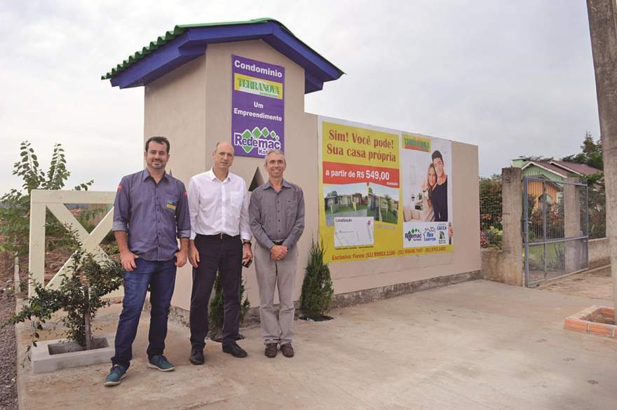 Rodrigo Kottwitz, Luís Fernando Müller e o prefeito Paulo Butzge comemoram o novo empreendimento