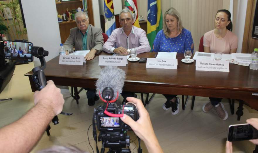 A Folha transmitiu a coletiva de imprensa ao vivo em sua página no Facebook