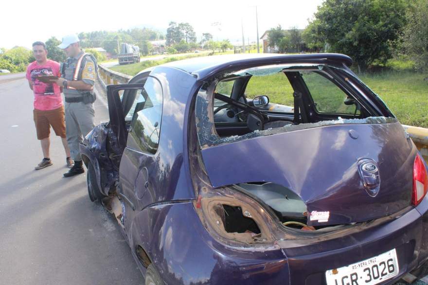 O carro e o caminhão mais adiante: acidente ocorreu por volta das 16h