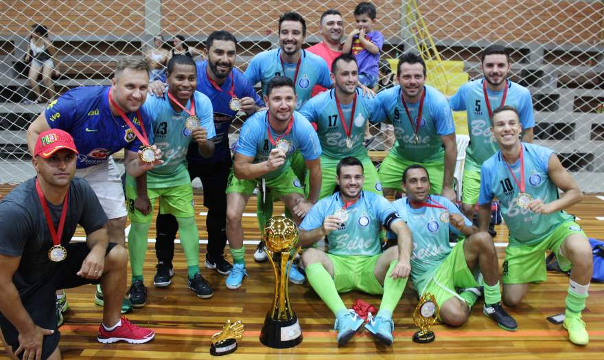 A equipe do Inova com o troféu de campeão