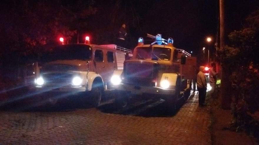 Dois caminhões foram usados para controlar as chamas - Fotos: Tiago Mairo Garcia - Folha de Candelária
