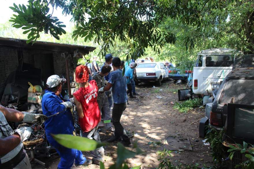 Homens retiram veículo apreendido durante operação