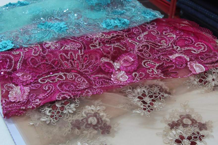 Tecidos mais sofisticados, usados para vestidos de festa, são comecializados com cortes exclusivos