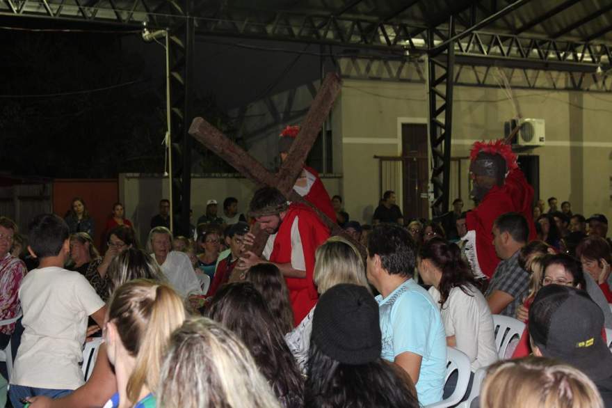  Jesus carrega a cruz e é castigado no meio do público