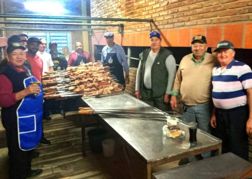 Entre churrasqueiros e cozinheiras, mais de 50 voluntários contribuíram para a festa