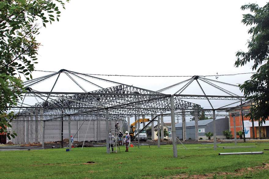 Praça de alimentação vai ficar no mesmo espaço da edição passada. Esqueleto da estrutura já foi montada 