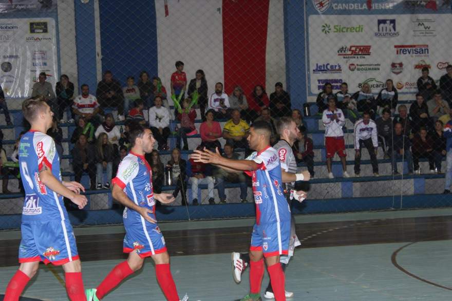 Jogadores do Atlético comemoram mais um gol, anotado por Guto