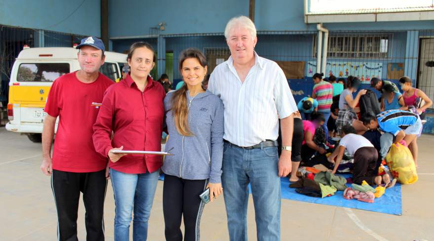 Primeira Dama Gabriela Butzge (centro) e equipe que está realizando a distribuição dos agasalhos