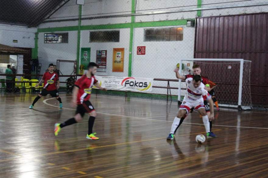 Atlético, de Junior (com a bola) venceu o MGA por 4 a 2 em Caxias do Sul - Fotos: Caio Bernardo / Blog do Sandro