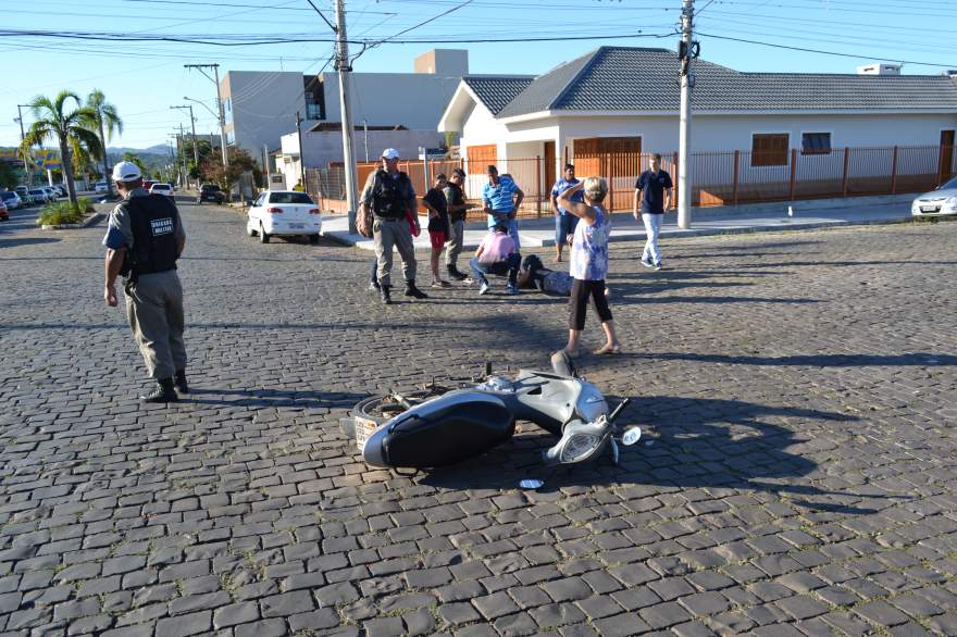 Acidente ocorreu no cruzamento da rua Botucaraí com a avenida Julio de Castilhos - Fotos: Tiago Mairo Garcia - Folha