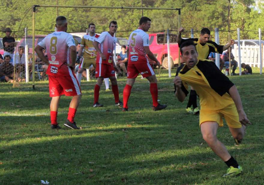 Argeu inicia a comemoração do gol que abriu a vitória do Ouro Preto