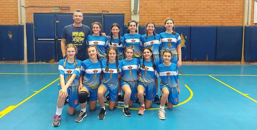Equipe de basquete feminino sub 14 do Colégio Medianeira