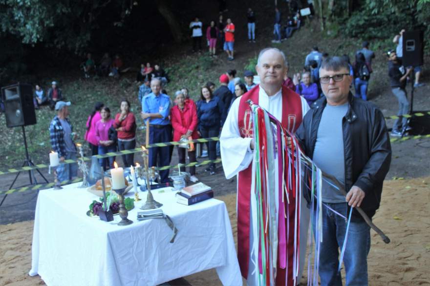 Padre José Carlos Stoffel com Leonel Moraes, o guardião do cajado do monge