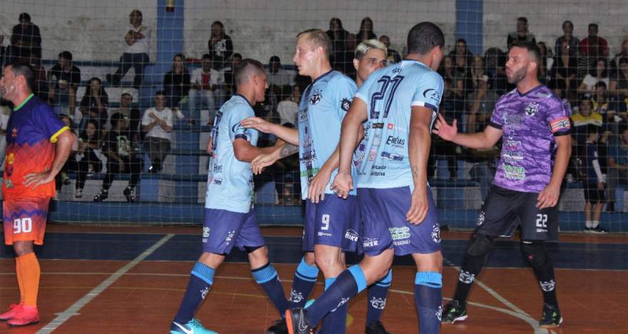 Jogadores do Ewaldo Prass comemoram um dos gols sobre o Maxxy