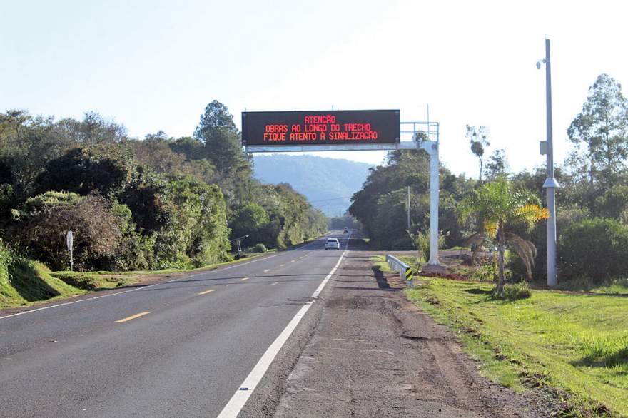 Placas eletrônicas irão dar alertas e avisos aos motoristas sobre condições da rodovia