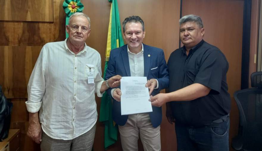 O prefeito Rim e o vereador Rogério Negão com o deputado Dalcisio Oliveira | Foto: AI Câmara / Divulgação