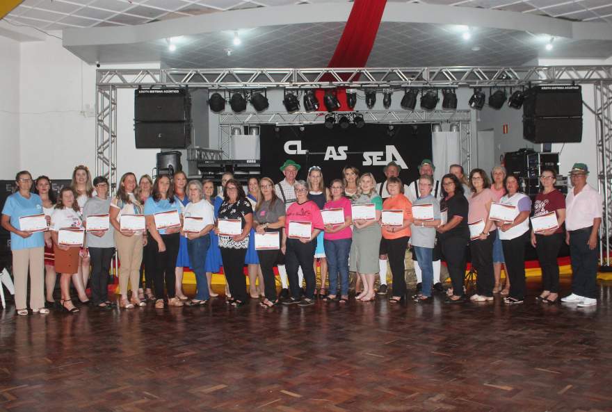 As homenageadas com autoridades