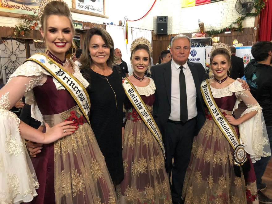 Vice-prefeito Rim e esposa Cleonice com as Soberanas da Oktoberfest (AI da Prefeitura de Candelária)