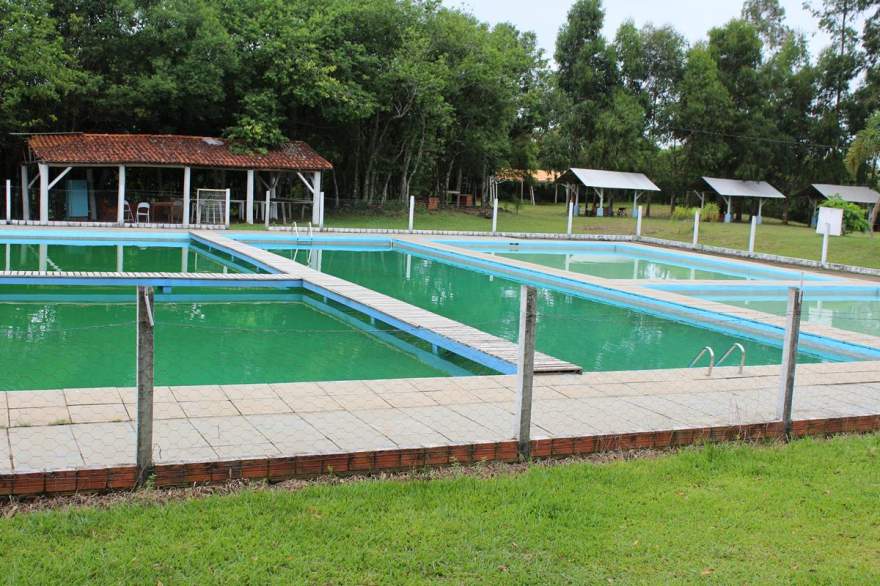 Balneário conta com área para camping e piscinas 