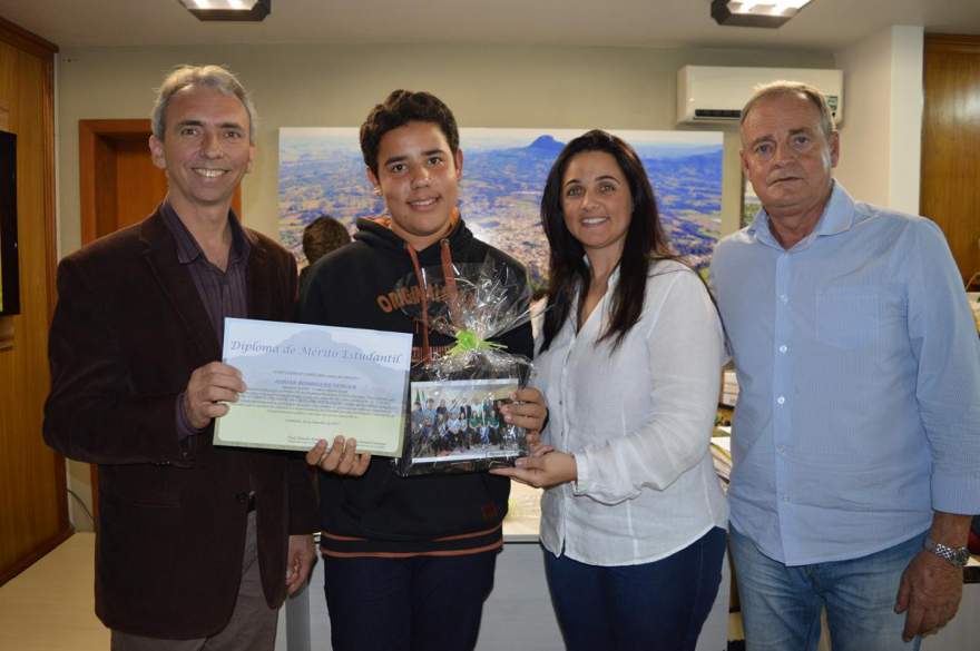 Secretário de Turismo, Cultura e Esporte Adrian R. Hunger (Escola Christiano Graeff), ao lado da secretária Alexandra Bini e do prefeito e vice