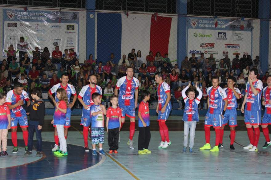 A entrada do Atlético em quadra. Um bom público acompanhou a partida